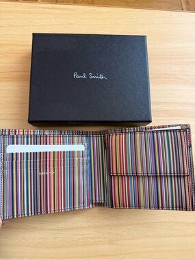 PAUL SMITH
Brown Leather ‘Signature Stripe’ Interior Billfold Coin Wallet